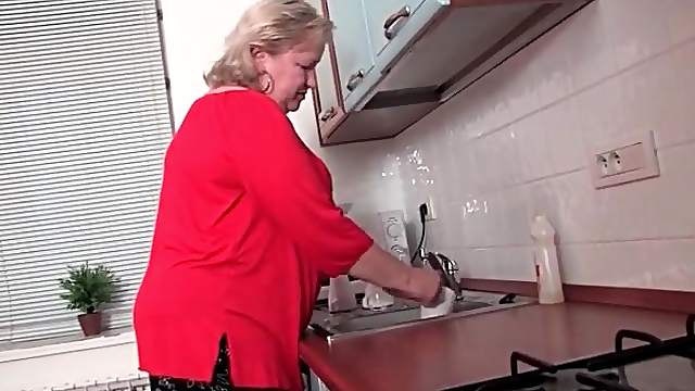 Fat housewife strips nude in her kitchen