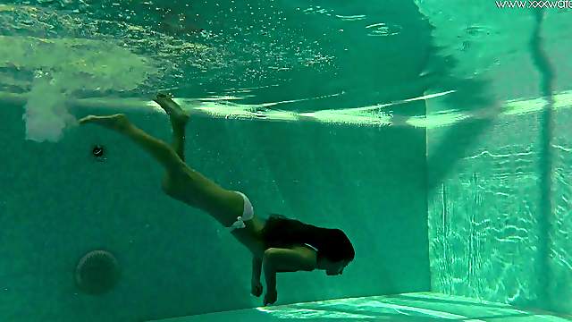 Slender bikini girl takes us underwater for skinny dipping